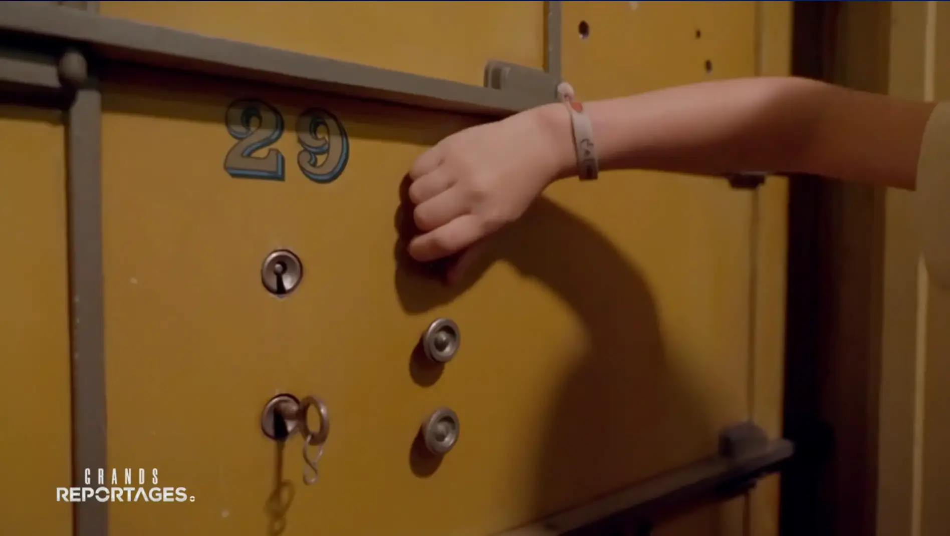 Main d'enfant ouvrant un coffre de banque