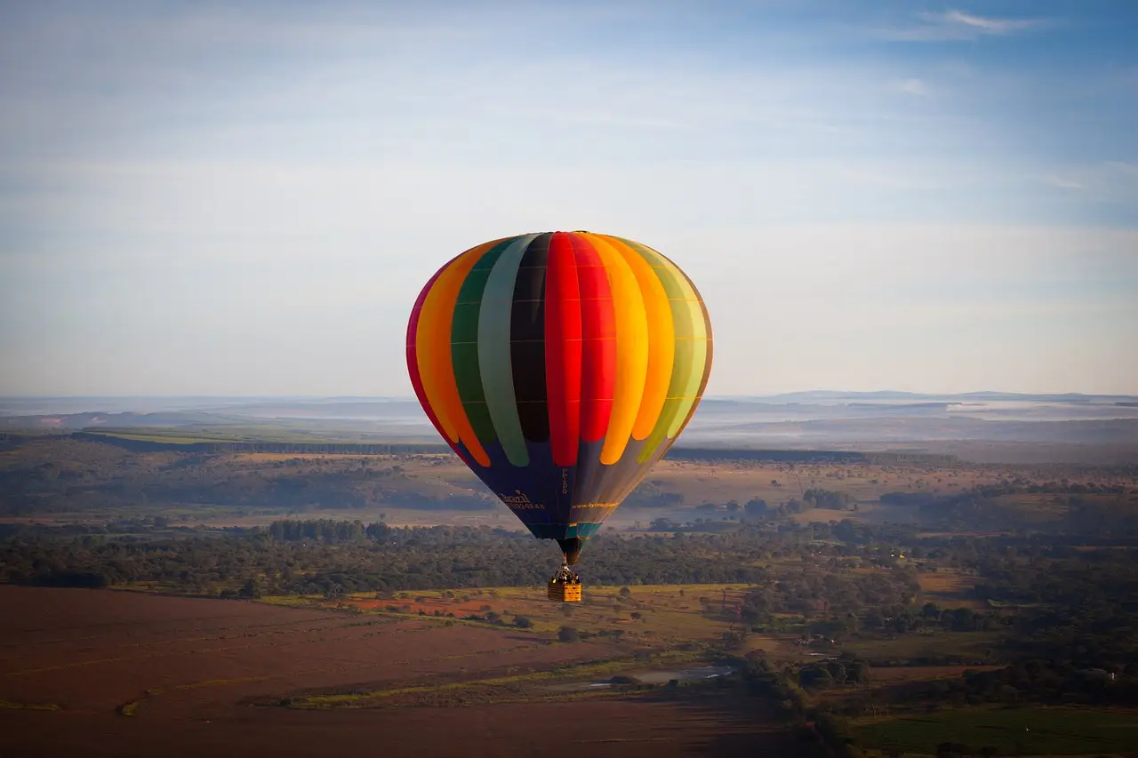 Montgolfière au dessus d'un paysage