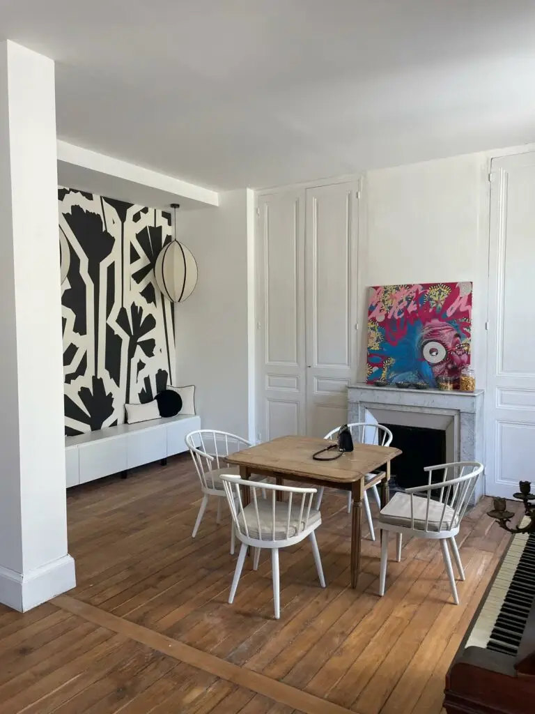 Salon piano de l'hôtel